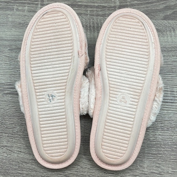 NWOB. Rachel Roy 11-12 Pink Fuzzy Cozy Plush Cross Front Slippers. - Picture 9 of 9